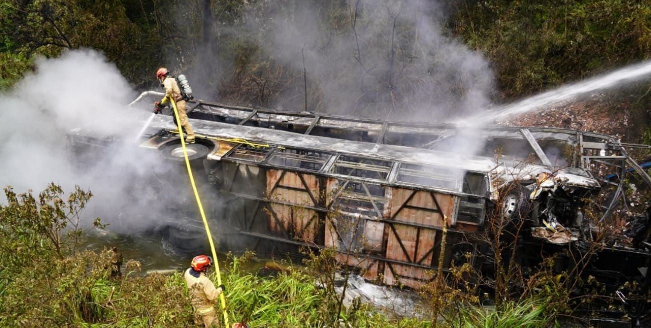 Ecuador: un colectivo cayó por un precipicio, se incendió y dejó al menos 14 muertos