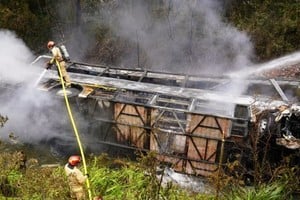 Drama en Ecuador: 14 muertos y 29 heridos tras la caída e incendio de un colectivo.