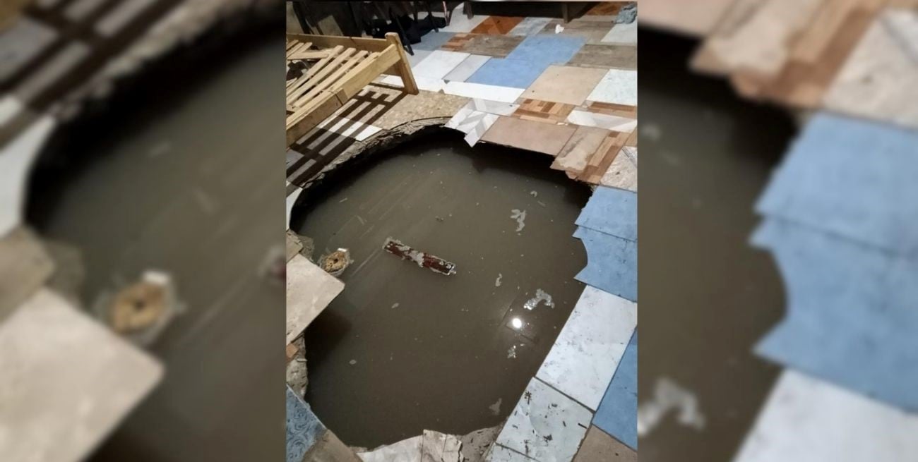 Colapsó el piso de una vivienda y una mujer con sus hijos cayeron al agua servida en Santa Fe