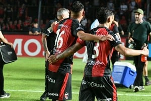 La dupla que se hizo responsable de la victoria ante Racing de Córdoba. Godoy e Ibarra armaron la pared que terminó en un penal. Foto: Manuel Fabatía.