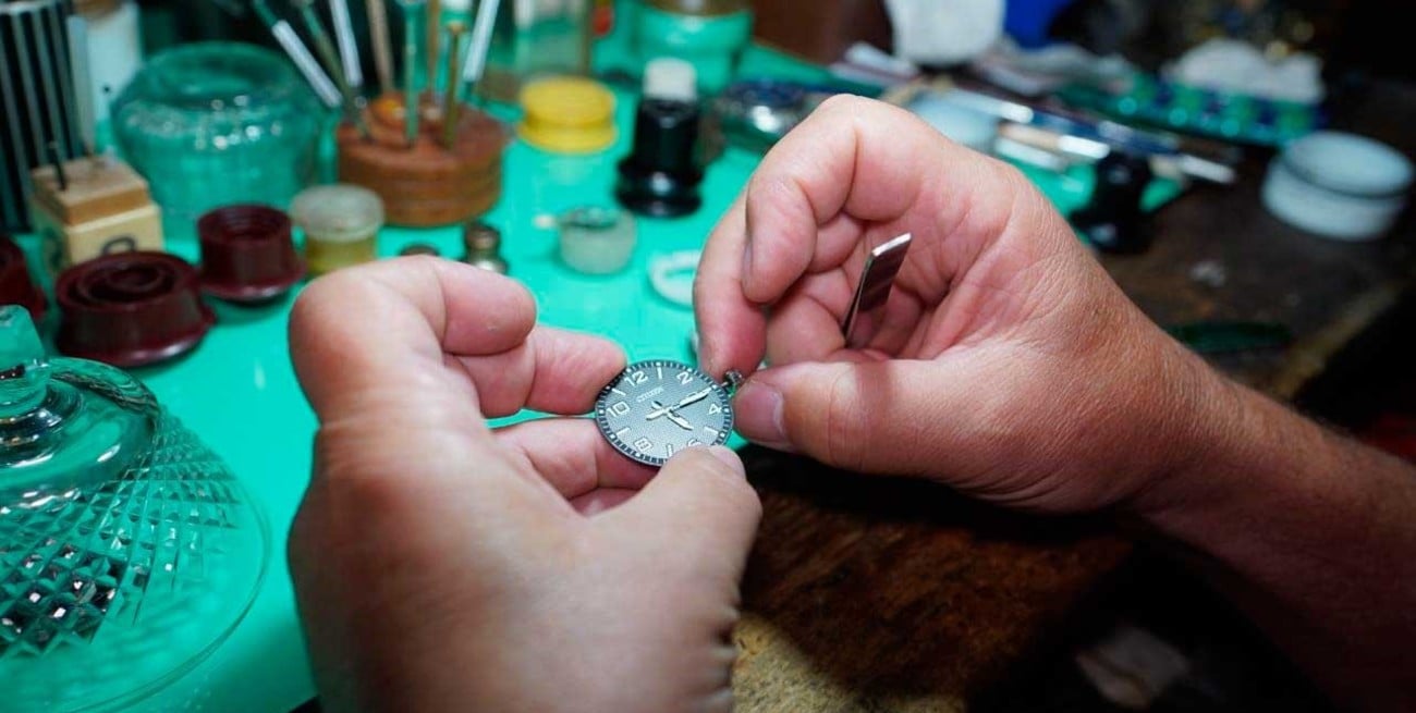 Un artesano del tiempo: un relojero santafesino que desafía el olvido con precisión y pasión