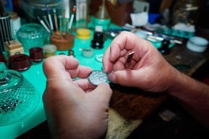 El trabajo de reparar el tiempo. Foto: Fernando Nicola