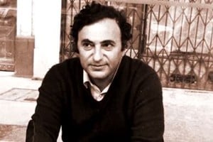 Juan José Saer (1937-2005). "Después de Borges y de Onetti, viene él", dijo alguna vez Juan Manuel Inchauspe, anticipándose a juicios que años después harían críticos y lectores. Uno de los escritores más importantes de la literatura argentina, la latinoamericana y la escrita en español del siglo XX.
