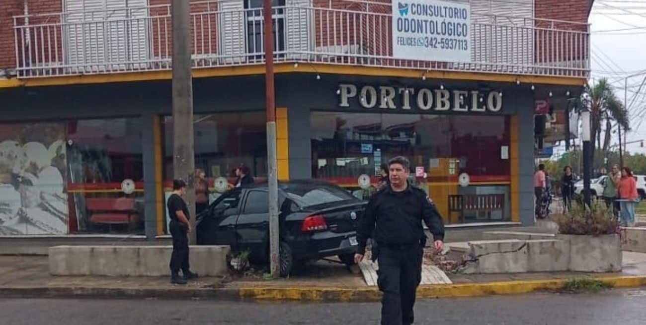 Un automóvil se subió a la vereda y chocó contra el frente de una heladería