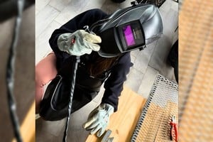 María Becerra se conviertió en "Barbie Soldadora" para cuidar a sus mascotas.