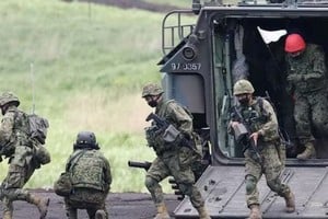 Realización de maniobras militares conjuntas con Estados Unidos