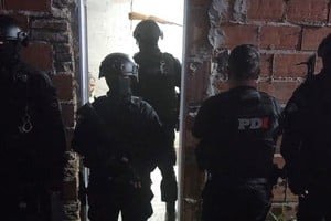 Los uniformados hallaron armas y droga en los domicilios allanados. Foto: El Litoral