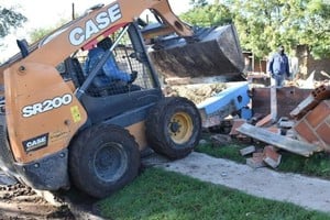 Derribo de un bunker en Fray Luis Beltrán. Foto: Gentileza