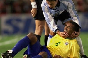 Mauro Silva, en sus tiempos de figura de la selección brasileña con la que obtuvo la copa del mundo, en el piso y consolado por el Kily González, el ex entrenador de Unión. El brasileño fue nota en el inicio del ciclo en CyD de la cobertura especial por el Mundial de fútbol.