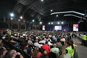 El salón estuvo colmado durante la puja, con más de 2.500 personas acreditadas.