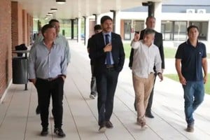 El gobernador recorrió las instalaciones del moderno edificio. Foto: GSF
