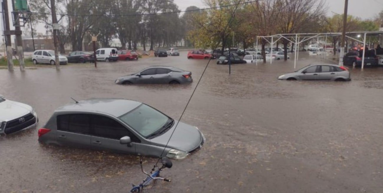 Santa Rosa: cayeron 90 milímetros y pidieron a los vecinos resguardarse en sus hogares
