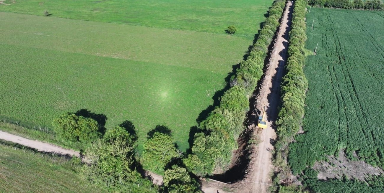 Limpian el Canal Sur en Esperanza para optimizar el escurrimiento hídrico