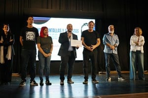 El presidente del Concejo Municipal, Checho Basile, entregó la declaración de interés, junto a los concejales Julián Martínez y Violeta Quiróz.