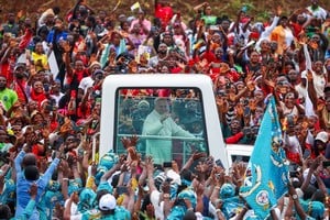 León XIV en Camerún: "Vengo a animar a los católicos, no a debatir con Trump"