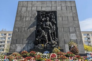 Monumento a los Héroes del Gueto. Fue construido en parte con materiales conseguidos y llevados desde Alemania a Varsovia en 1942 por el ministro nazi Albert Speer para sus proyectos. Inaugurado oficialmente en abril de 1948.