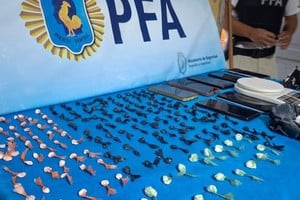 Los uniformados secuestraron estupefacientes y varios teléfonos celulares que serán peritados. Foto: MPA