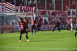 Una derrota que pudo terminar en goleada Colón vino como puntero y jugó como si estuviese último