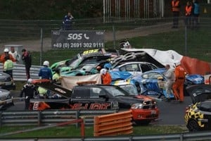 El choque involucró a siete vehículos y dejó además a otros seis pilotos heridos.