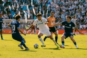 Con un estadio colmado por la presencia también de parcialidad visitante, Aldosivi y Racing ofrecieron un espectáculo mezquino.