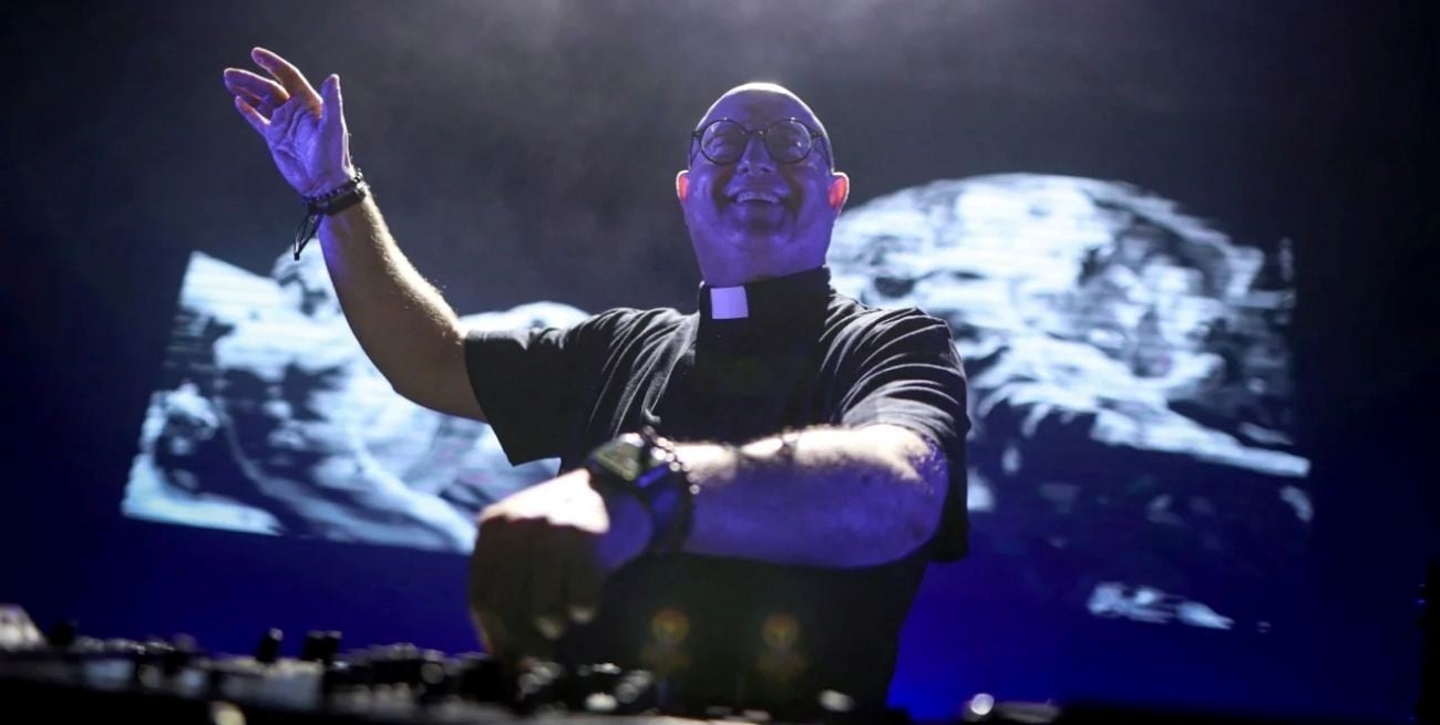 El sacerdote DJ encabezó un emotivo tributo al Papa Francisco