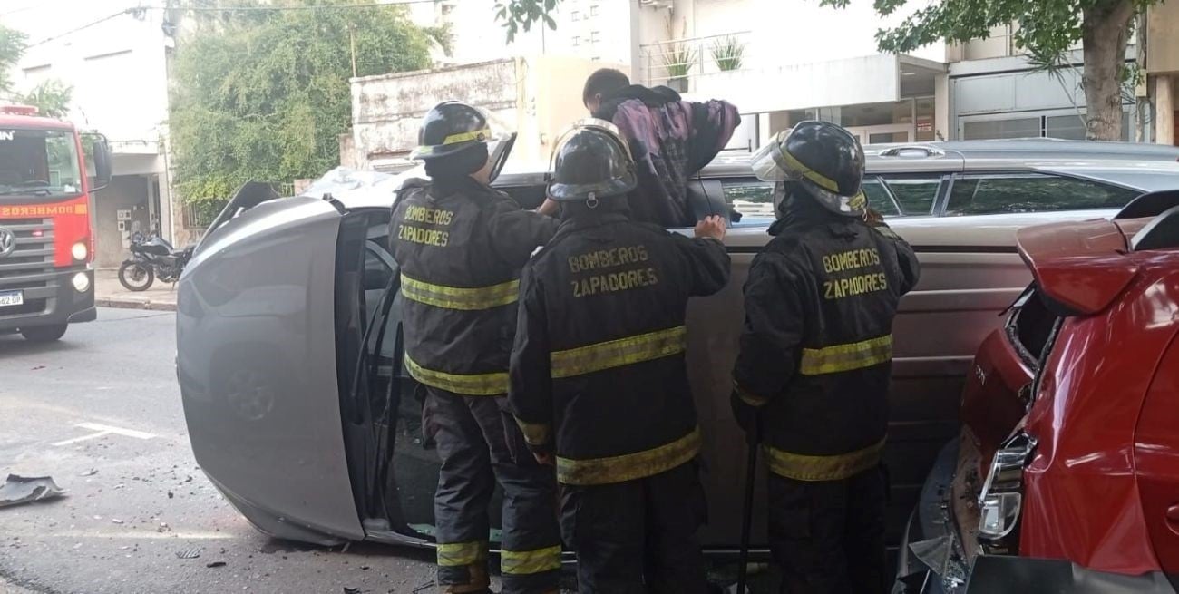 Choque, vuelco y rescate de un joven en zona céntrica de Santa Fe