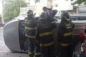 El momento en que los Bomberos rescatan al conductor. Foto: Gentileza