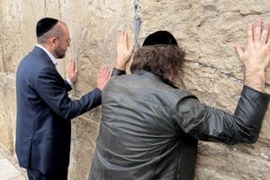 Milei durante su visita al Muro de los Lamentos, en el inicio de su tercera gira oficial por Israel.