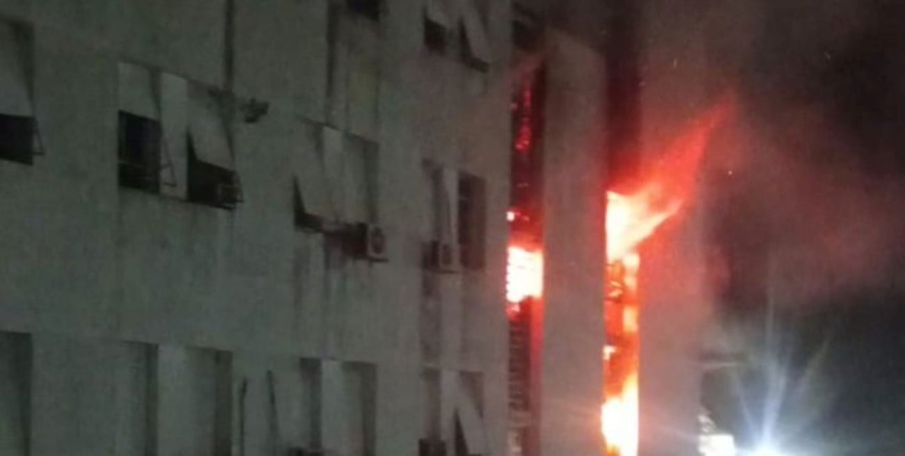Incendio en el Edificio Libertad: evacuaron a decenas de personas 