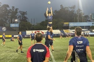 Martín Vaca ya ejecutó el line y espera el desenlace de la acción que terminara con la captura de la "guinda" por parte de Manuel Bernstein. El tercera línea del CRAI será el capitán del equipo ante los uruguayos. Foto: El Litoral.
