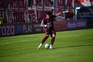 Tomás Paredes tuvo dos buenas actuaciones en los partidos que le tocó atajar. El sábado, en Morón, fue el único que "salvó la ropa"