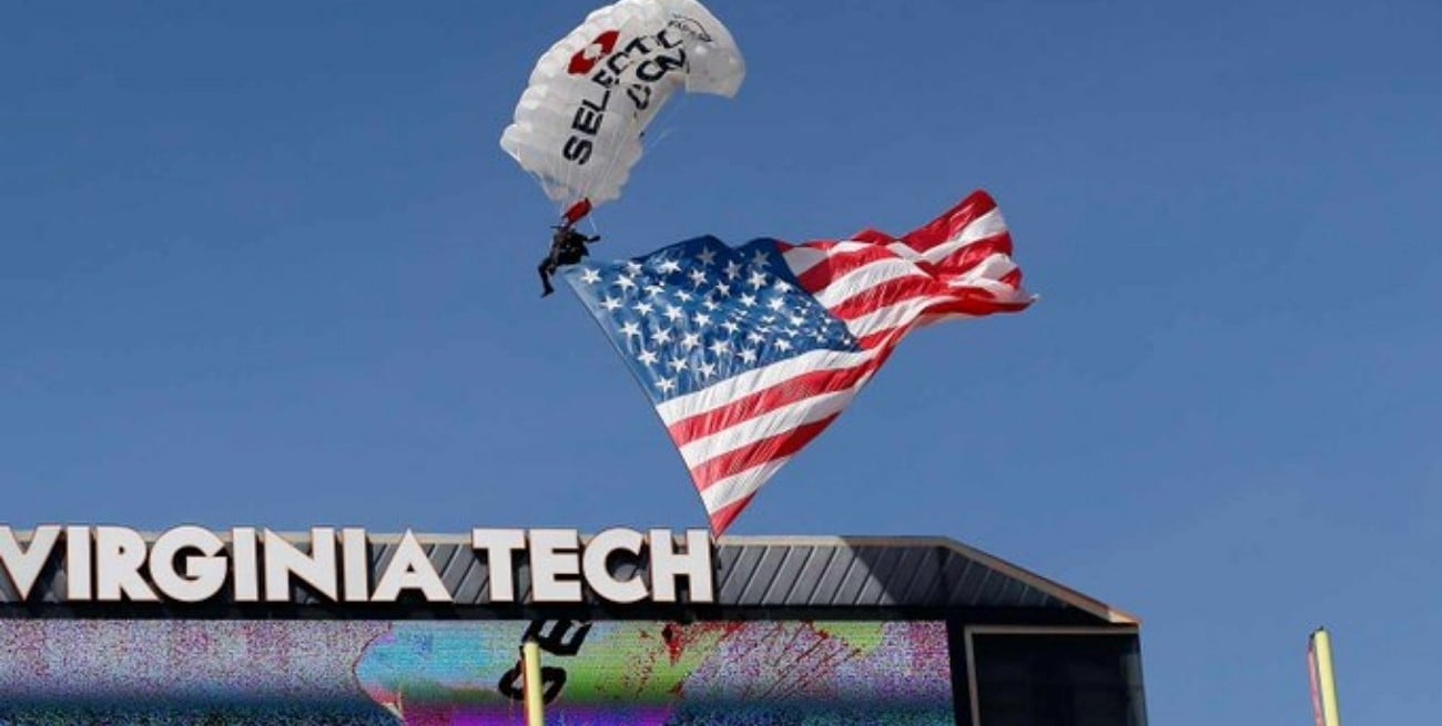 Un paracaidista chocó contra el tablero electrónico de un estadio en EE.UU. y generó momentos de tensión