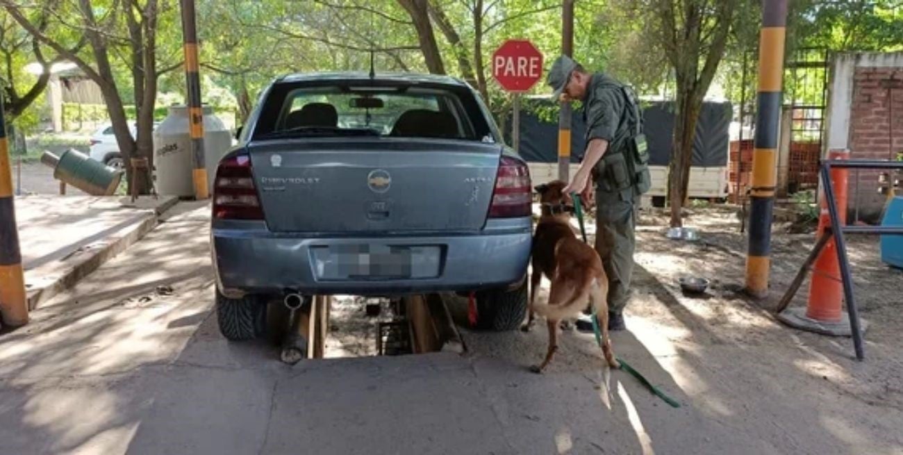 Viajaban con su hija por la Ruta 34 y les encontraron 23 kilos de cocaína ocultos en el baúl
