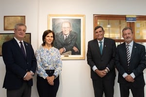 De izq. a der, Eugenio Martín De Palma (rector UCSF), Sara Critto de Eiras (nieta Enrique Shaw), Armando De Feo (presidente Directorio UCSF) y Horacio Alesandría (decano Ciencias Económicas UCSF). Foto: Gentileza UCSF.