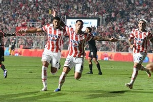 El Chelo Estigarribia festeja su gol ante Newell's, mientras se le acercan Maizon Rodríguez y Ludueña, dos jugadores que deberán volver a su nivel.