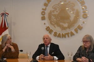 Pfirter y sus advertencias sobre lo que el mundo no hizo ante la evolución nuclear iraní. A su lado, Lila Puig y Susana Malcorra. Foto: Carolina Nikilson