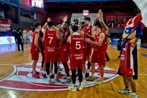 El festejo del plantel tras asegurar la permanencia.  Foto: Prensa Unión.