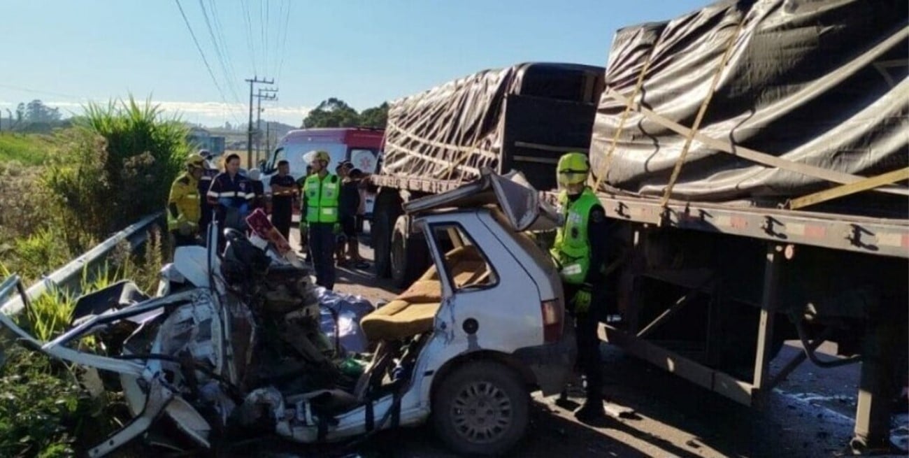 Murieron una mujer argentina y su hijo en Brasil tras un choque frontal con un camión