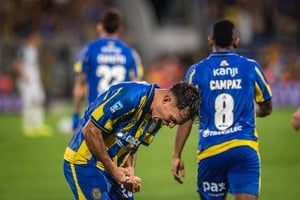 En un trámite que se presentó trabado y con pocas acciones claras en las áreas, al “Canalla” le costó trabajo abrir el partido