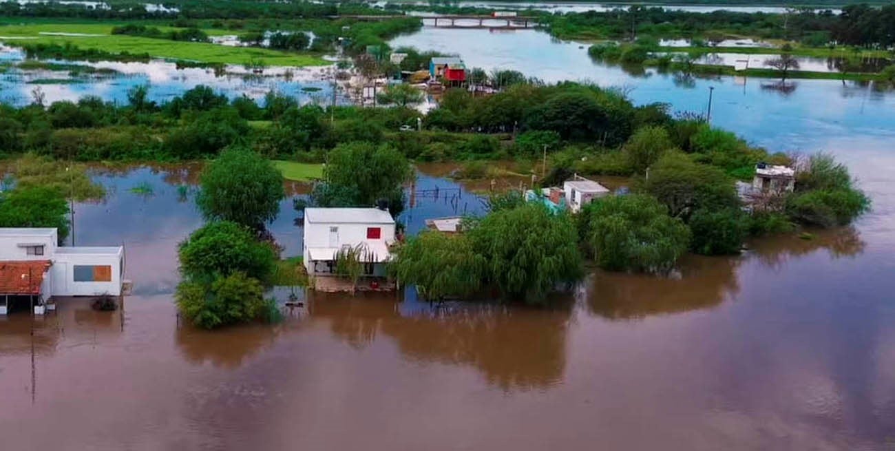 El río Salado crece tras semanas de lluvias y genera desbordes en Esperanza