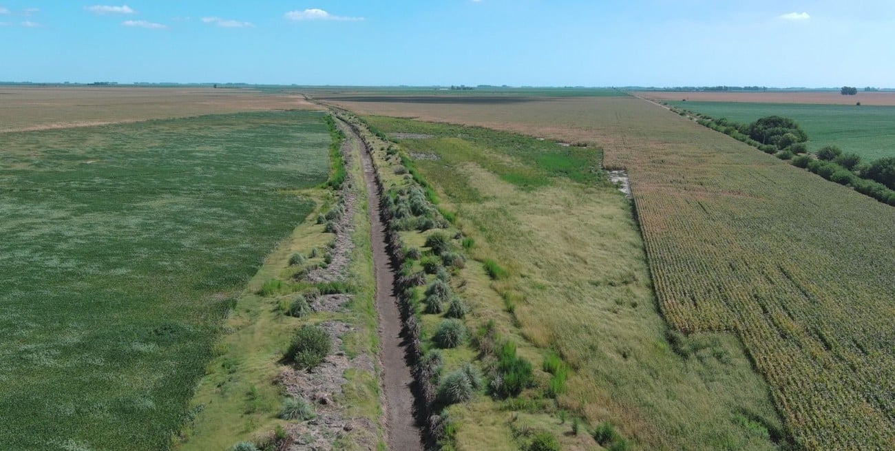 Recuperan el canal Godeken-La Chispa y mejoran el drenaje en el sur santafesino