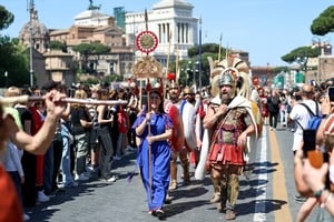 Personas participan en un desfile para celebrar el 2.779 cumpleaños de la ciudad. Xinhua/Wang Kaiyan