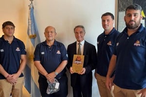 El CEO Carlos Fertonani, el Director Operativo “Nacho” Vigetti y tres jugadores del plantel de Litoral Rugby fueron recibidos unas horas antes del partido. Foto: El Litoral