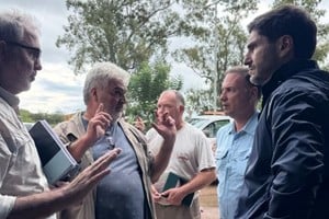 Durante la recorrida, el mandatario inspeccionó la obra de defensa hídrica ejecutada por el Gobierno Provincial y verificó el funcionamiento del sistema de bombeo.