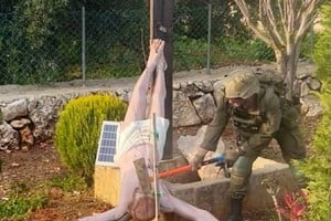 La imagen que fue viralizada en redes sociales de un soldado israelí dañando una estatua de Jesús en Debel, Líbano. Foto: REUTERS.