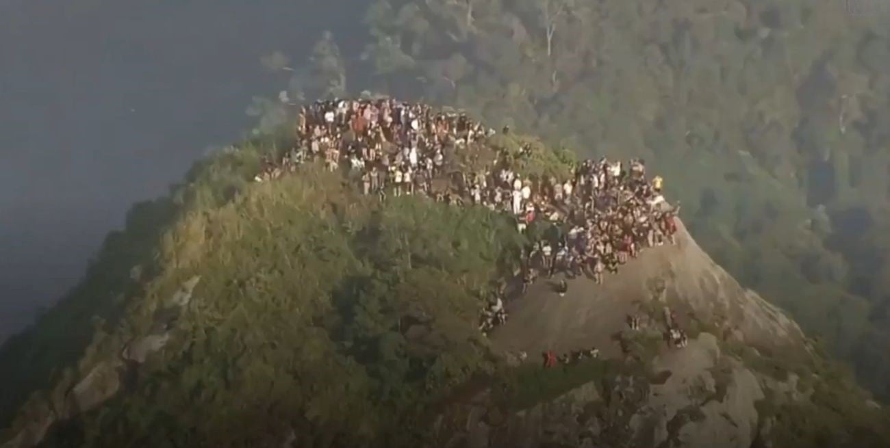 200 turistas quedaron atrapados en la cima de un morro en Río de Janeiro por un feroz tiroteo entre la policía y narcos