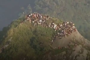  "Vinimos a ver la salida del sol y de repente el cielo se llenó de estruendos de armas automáticas. No podíamos bajar porque el camino estaba bloqueado por el tiroteo", explicó uno de los guías que acompañaba al grupo.