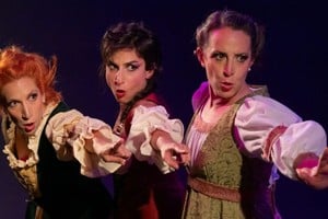 Ana Salinas, Luz Battagliotti, Maria Laura Silva como Julieta, Ofelia y Desdémona en “Hijas de Shakespeare”, escrita y dirigida por Julieta Pretelli. Foto: Gentileza ESL