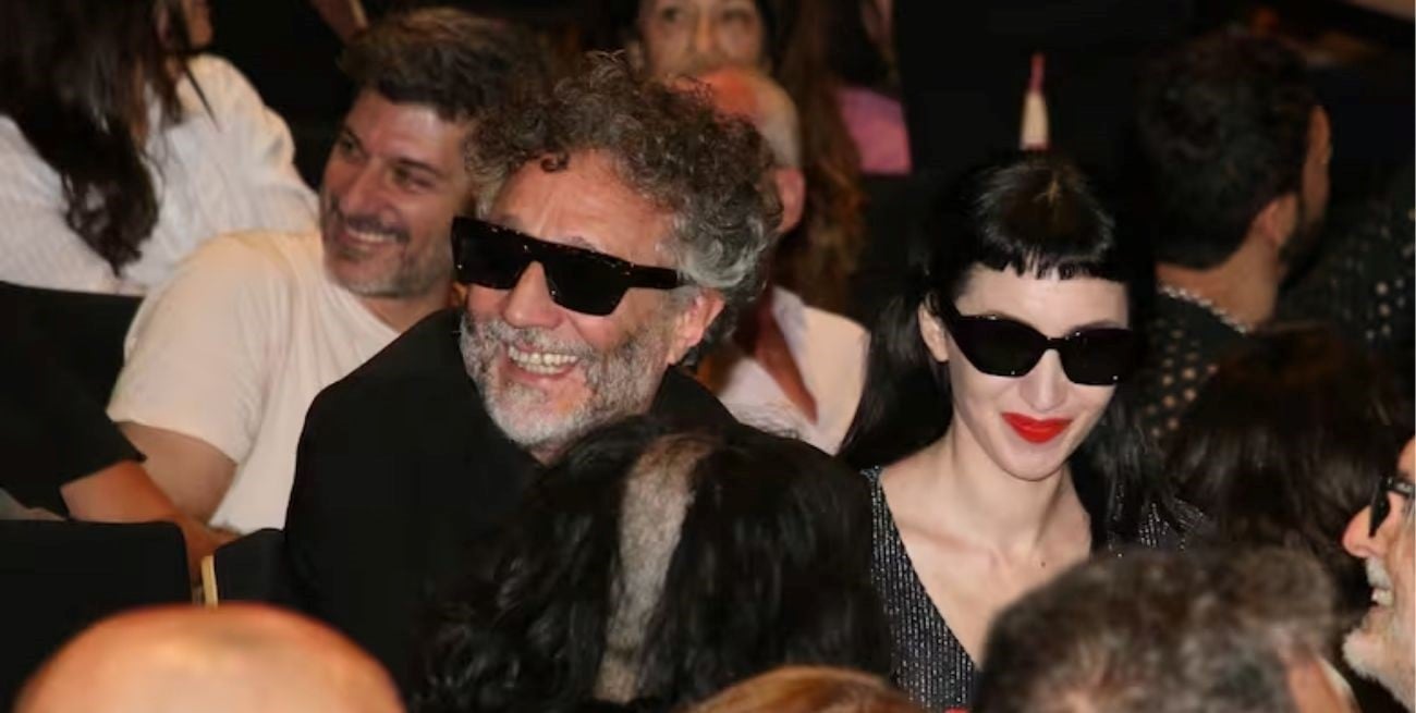 Sofía Gala y Fito Páez llegaron juntos y de la mano al homenaje a Moria Casán