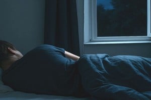 Dormir con la ventana abierta: ¿salud o riesgo?